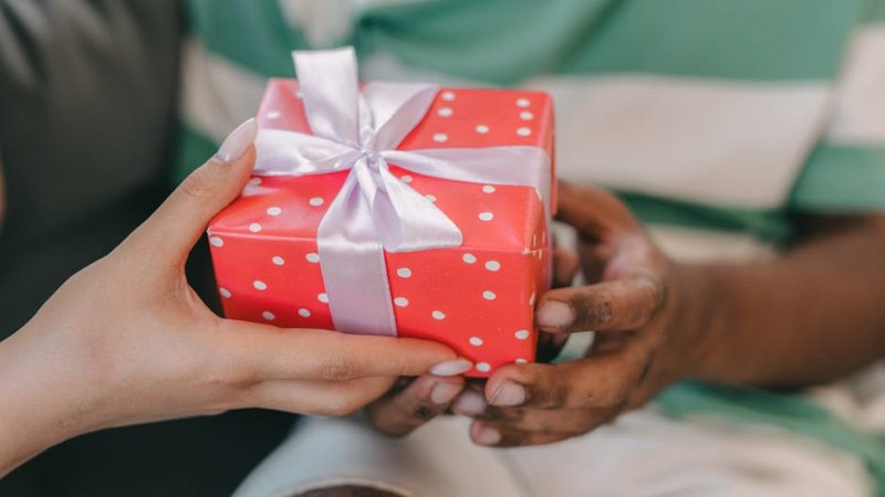 Какой можно сделать подарок подруге просто так